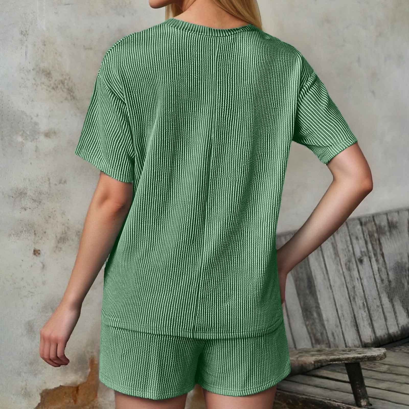 thumbnail image 4 of Conjunto de 2 piezas para mujer: top de cuello redondo y manga corta y pantalones cortos holgados, 4 of 8